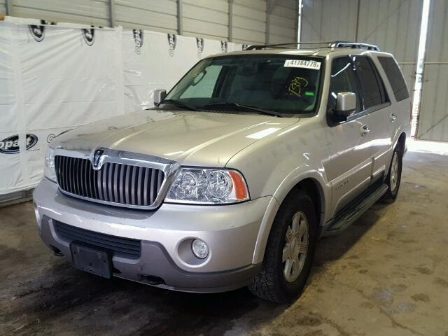 5LMFU28R84LJ24737 - 2004 LINCOLN NAVIGATOR ვერცხლისფერი ფოტო 2
