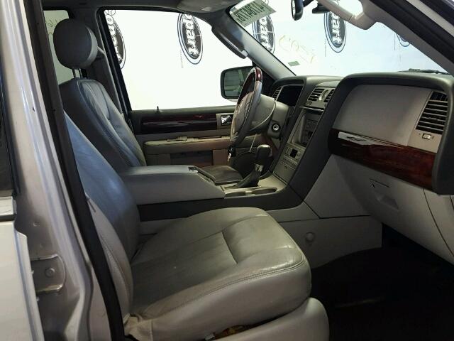 5LMFU28R84LJ24737 - 2004 LINCOLN NAVIGATOR ვერცხლისფერი ფოტო 5