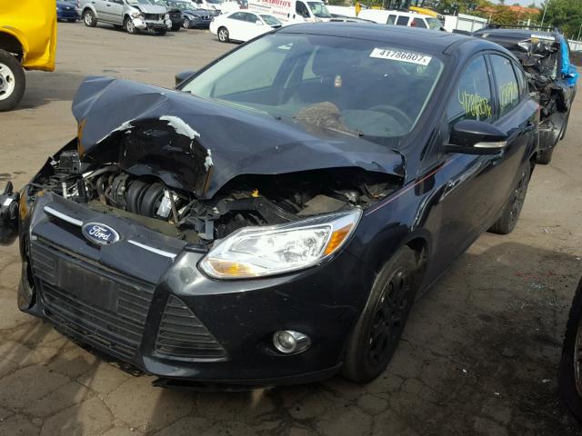 1FAHP3K2XCL407413 - 2012 FORD FOCUS SE BLACK photo 2