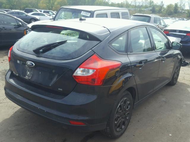 1FAHP3K2XCL407413 - 2012 FORD FOCUS SE BLACK photo 4