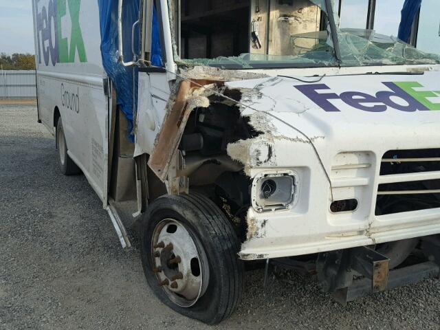 4UZAARBW55CU66998 - 2005 FREIGHTLINER CHASSIS M WHITE photo 9