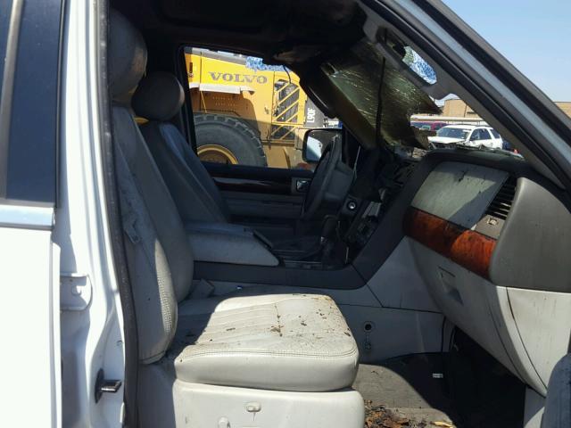 5LMFU27R74LJ09115 - 2004 LINCOLN NAVIGATOR WHITE photo 5