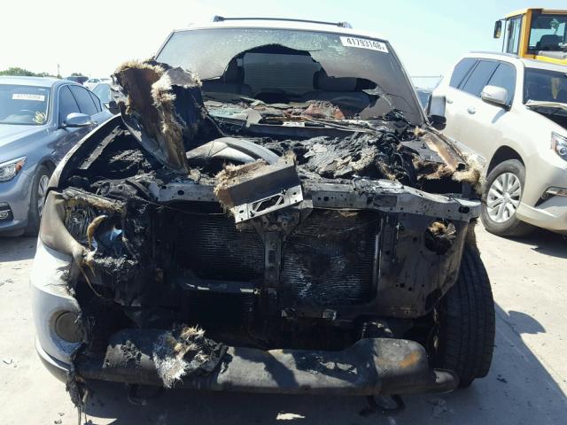 5LMFU27R74LJ09115 - 2004 LINCOLN NAVIGATOR WHITE photo 9