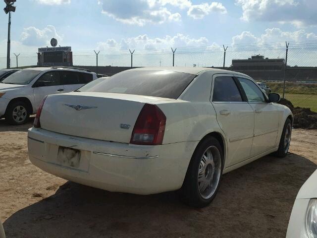 2C3JA53G35H678451 - 2005 CHRYSLER 300 TOURIN WHITE photo 4