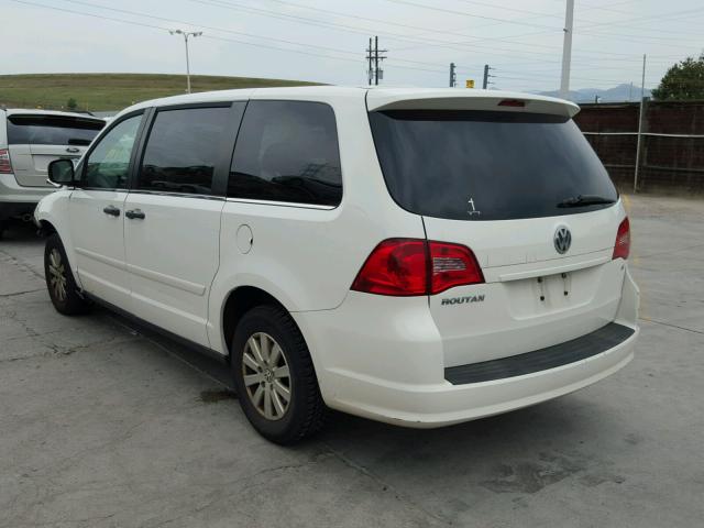 2V8HW44159R599562 - 2009 VOLKSWAGEN ROUTAN S WHITE photo 3