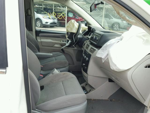 2V8HW44159R599562 - 2009 VOLKSWAGEN ROUTAN S WHITE photo 5