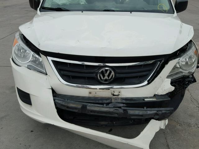 2V8HW44159R599562 - 2009 VOLKSWAGEN ROUTAN S WHITE photo 9