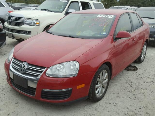 3VWAX7AJ8AM152099 - 2010 VOLKSWAGEN JETTA RED photo 2