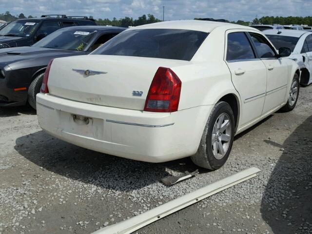 2C3KA53G66H330634 - 2006 CHRYSLER 300 TOURIN WHITE photo 4