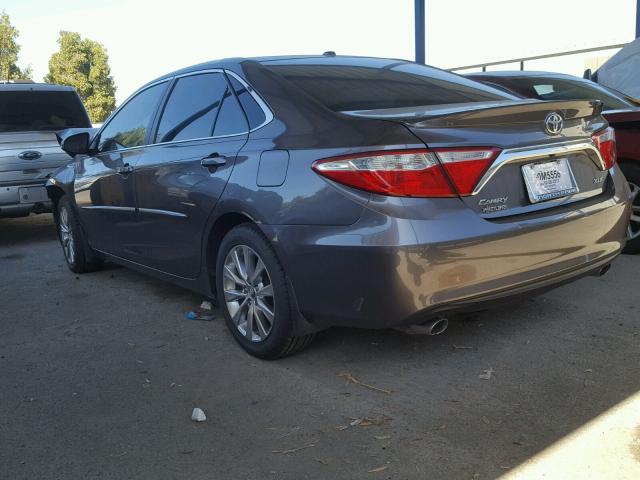 4T1BK1FK5FU561132 - 2015 TOYOTA CAMRY XSE GRAY photo 3