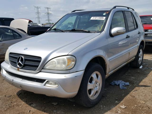 4JGAB54EX2A319531 - 2002 MERCEDES-BENZ ML 320 SILVER photo 2