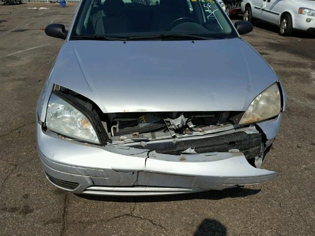 1FAFP36NX6W123746 - 2006 FORD FOCUS SILVER photo 9