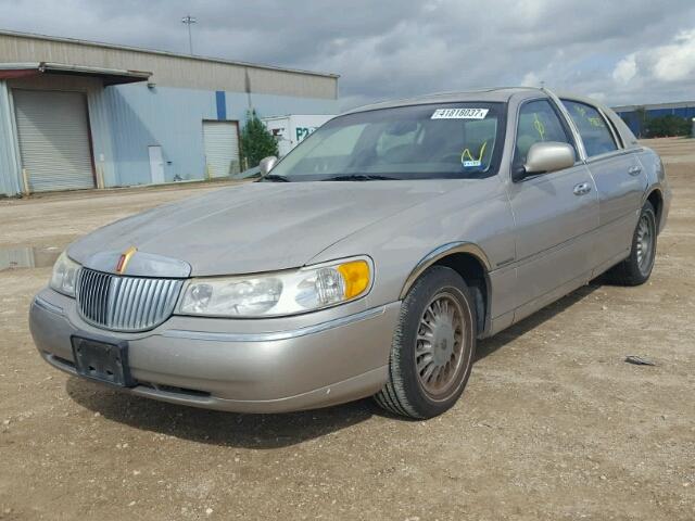 1LNHM82WXXY632051 - 1999 LINCOLN TOWN CAR S TAN photo 2