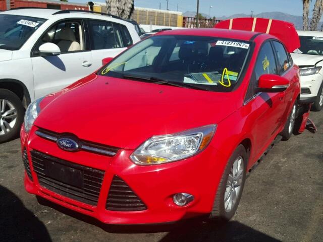 1FAHP3H26CL437113 - 2012 FORD FOCUS RED photo 2
