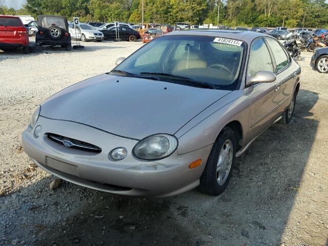 1FAFP52U2WG111268 - 1998 FORD TAURUS TAN photo 2