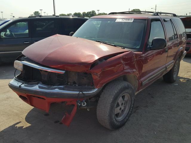 1GNDT13WXW2187671 - 1998 CHEVROLET BLAZER BURGUNDY photo 2