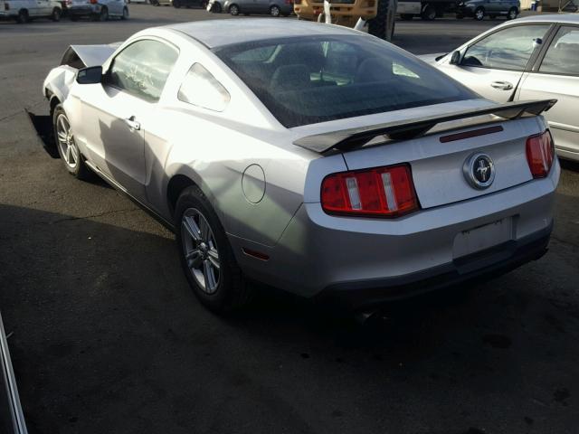 1ZVBP8AM6C5244034 - 2012 FORD MUSTANG SILVER photo 3