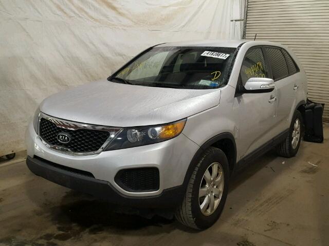 5XYKTDA65CG205824 - 2012 KIA SORENTO BA SILVER photo 2