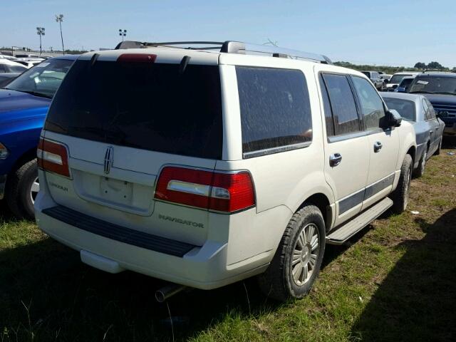 5LMFU27528LJ01152 - 2008 LINCOLN NAVIGATOR WHITE photo 4