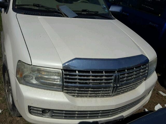 5LMFU27528LJ01152 - 2008 LINCOLN NAVIGATOR WHITE photo 7