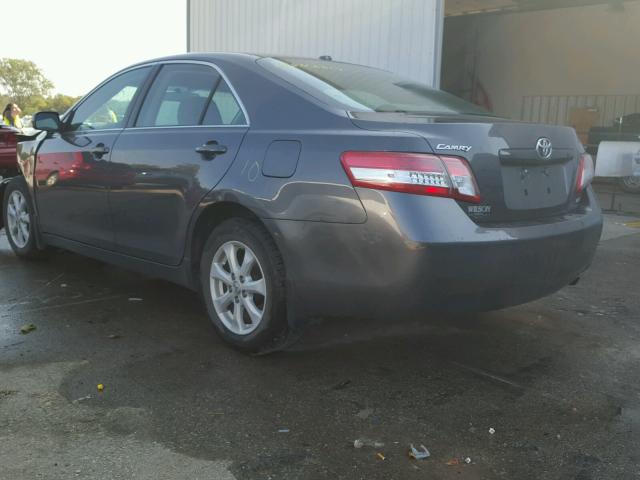 4T4BF3EK1BR091618 - 2011 TOYOTA CAMRY BASE GRAY photo 3