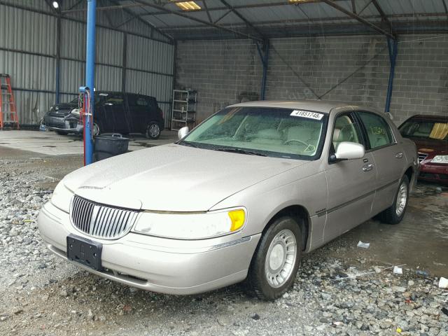 1LNHM81W6YY881014 - 2000 LINCOLN TOWN CAR E BEIGE photo 2