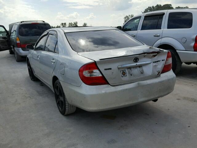 4T1BF30K62U533973 - 2002 TOYOTA CAMRY LE 银色 照片 3