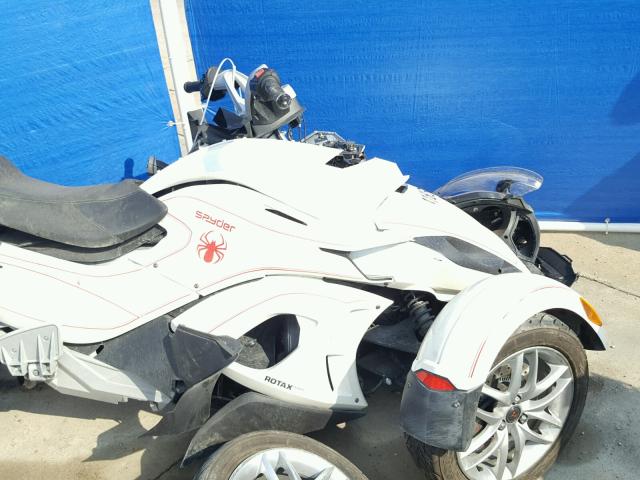 2BXNCBC11EV001546 - 2014 CAN-AM SPYDER ROA WHITE photo 5