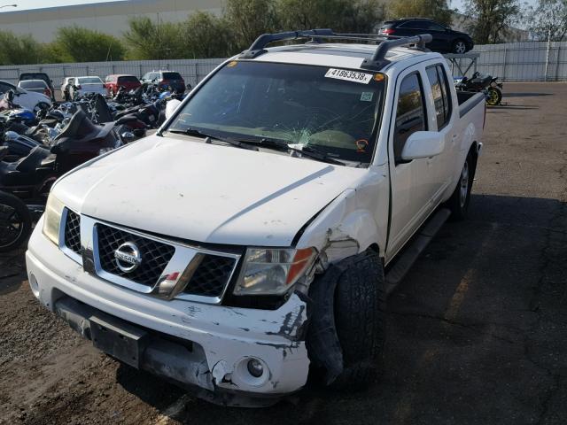 1N6AD07U95C456244 - 2005 NISSAN FRONTIER C WHITE photo 2