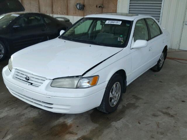 4T1BG22K9VU180749 - 1997 TOYOTA CAMRY CE WHITE photo 2