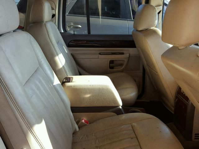 5LMEU68H04ZJ02416 - 2004 LINCOLN AVIATOR 银色 照片 6