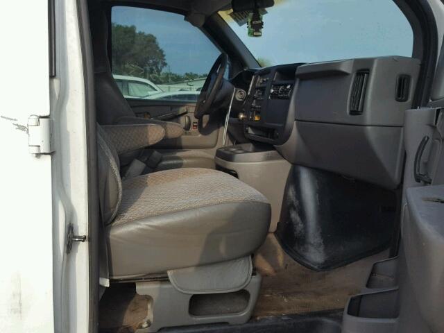 1GAGG29U131108064 - 2003 CHEVROLET EXPRESS G2 WHITE photo 5