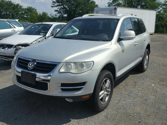 WVGBE77L09D001914 - 2009 VOLKSWAGEN TOUAREG 2 SILVER photo 2