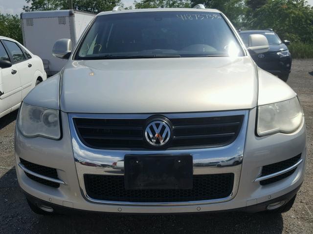 WVGBE77L09D001914 - 2009 VOLKSWAGEN TOUAREG 2 SILVER photo 9