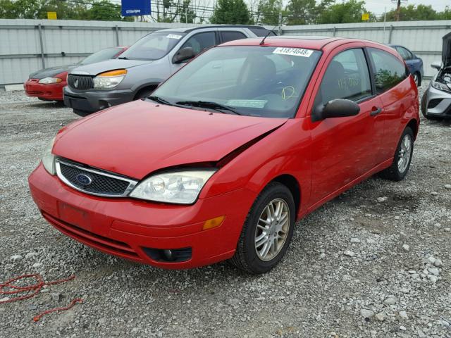 1FAFP31NX6W213714 - 2006 FORD FOCUS ZX3 RED photo 2
