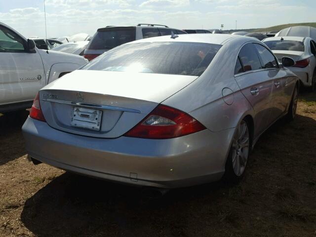 WDDDJ72X38A130173 - 2008 MERCEDES-BENZ CLS 550 SILVER photo 4