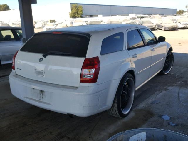 2D4FV47T97H643149 - 2007 DODGE MAGNUM SE WHITE photo 4