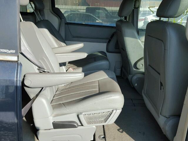 2A8HR54P28R782664 - 2008 CHRYSLER TOWN & COU BROWN photo 6