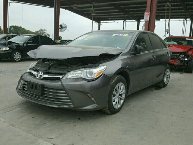 4T1BF1FK8HU720362 - 2017 TOYOTA CAMRY LE GRAY photo 2