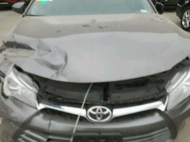 4T1BF1FK8HU720362 - 2017 TOYOTA CAMRY LE GRAY photo 7