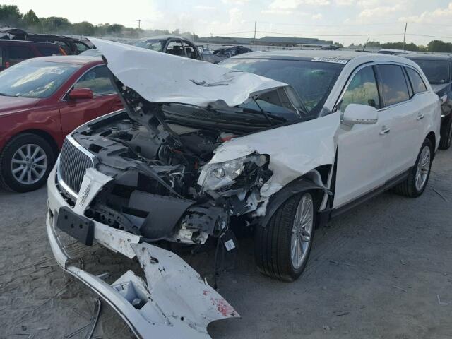 2LMHJ5AT7FBL04780 - 2015 LINCOLN MKT WHITE photo 2