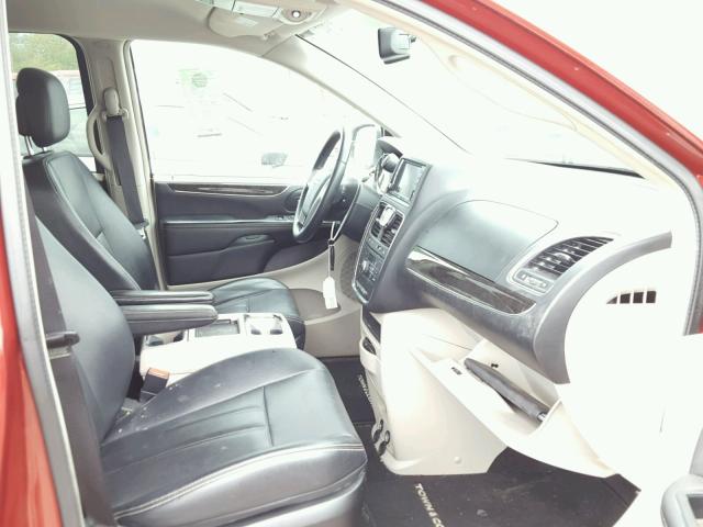 2C4RC1BG0DR689533 - 2013 CHRYSLER TOWN & COU RED photo 5