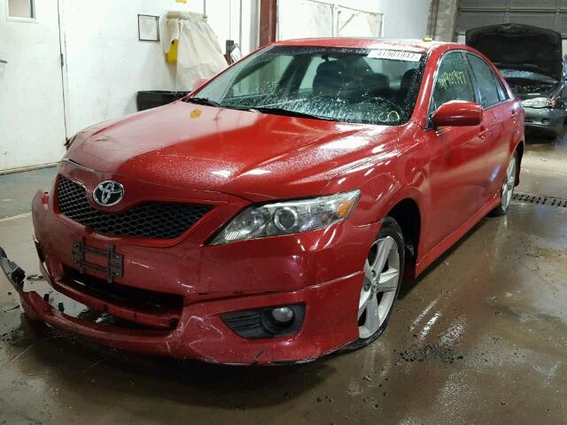 4T1BF3EK0BU772217 - 2011 TOYOTA CAMRY RED photo 2