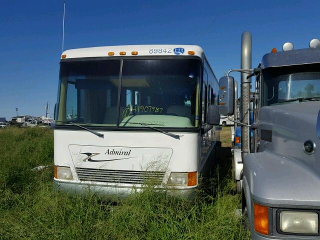 3FCMF53S7XJA06316 - 1999 FORD F53 WHITE photo 2