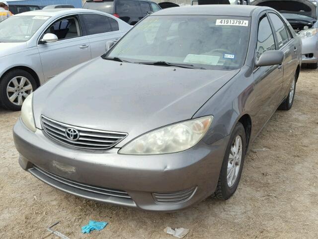 4T1BF30K45U596753 - 2005 TOYOTA CAMRY LE GRAY photo 2