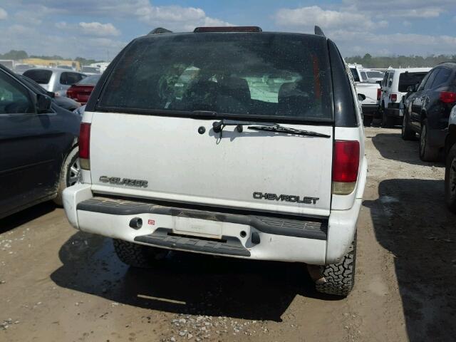 1GNDT13W22K209317 - 2002 CHEVROLET BLAZER WHITE photo 10