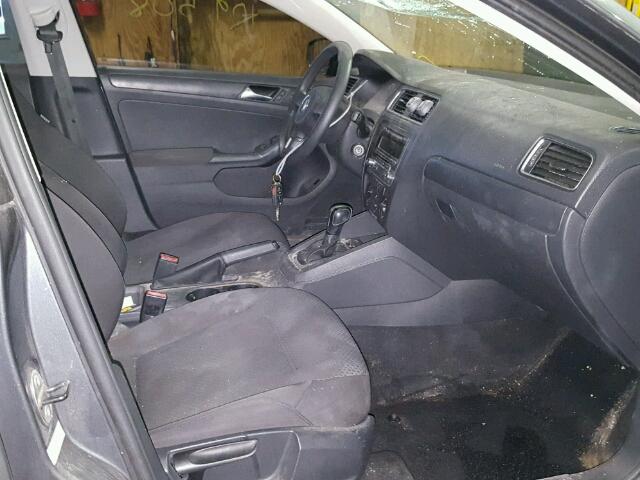 3VW2K7AJ8CM301438 - 2012 VOLKSWAGEN JETTA BASE ნაცრისფერი ფოტო 5