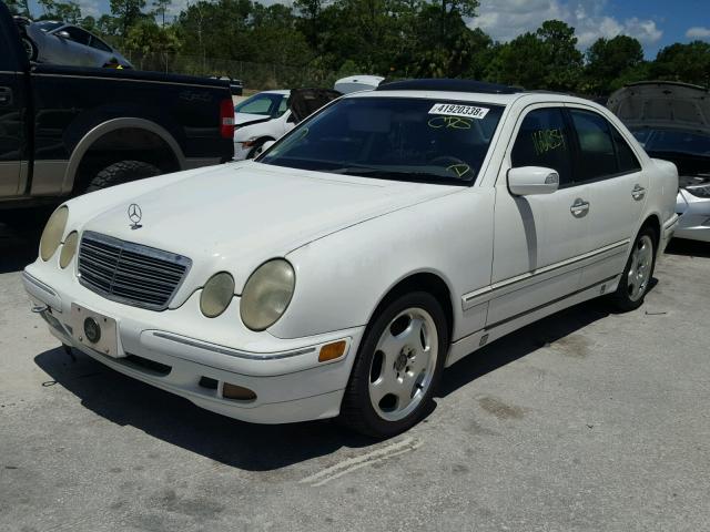 WDBJF70J01X055186 - 2001 MERCEDES-BENZ E 430 WHITE photo 2