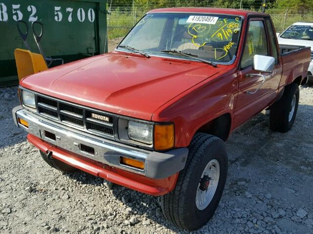 JT4RN67D5G5029365 - 1986 TOYOTA PICKUP RED photo 2