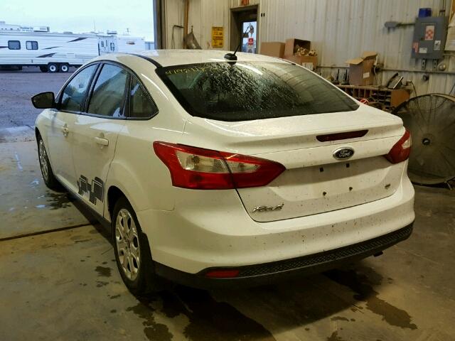 1FAHP3F20CL108636 - 2012 FORD FOCUS SE WHITE photo 3